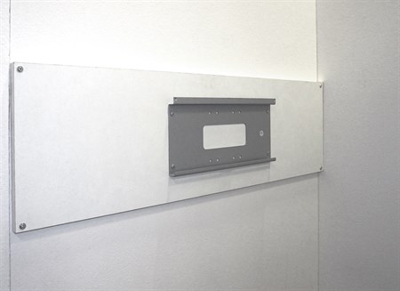 Väggfäste för skärm på trävägg